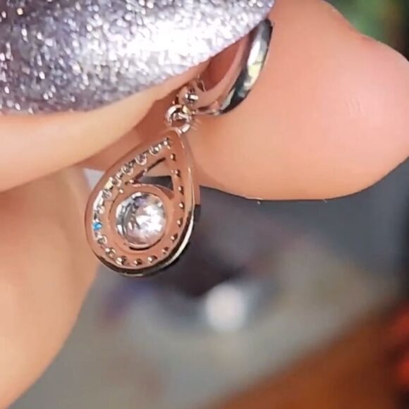 ✨🆕✨ Elegant Chic Silver Plated White Simulated Sapphire Drop Earrings 🌸 ✨ - Picture 6 of 9